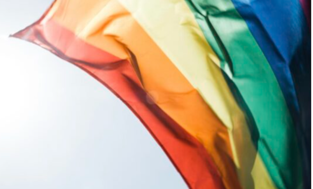 Omofobo e dedito a orge gay: sospeso il prete ungherese vicino a Orbán